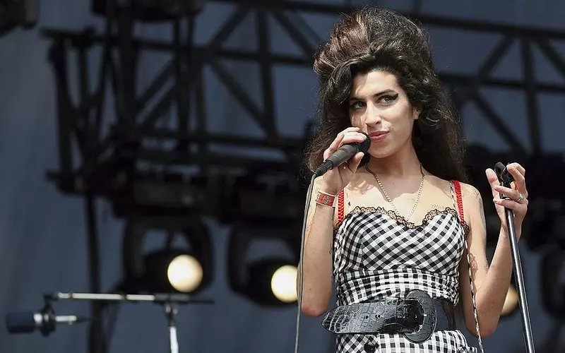 Ojciec Amy Winehouse pozwał przyjaciółki zmarłej piosenkarki