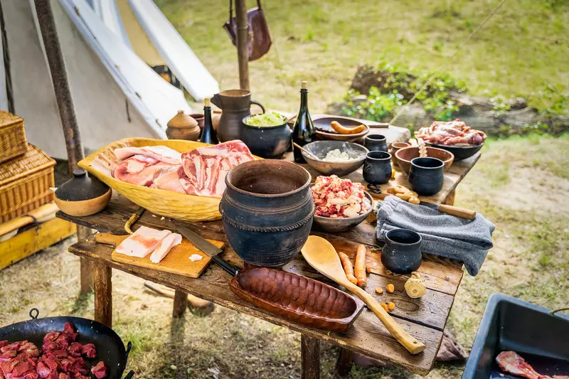 "Wiedźmin. Oficjalna księga kucharska" z przedmową Sapkowskiego już w sprzedaży