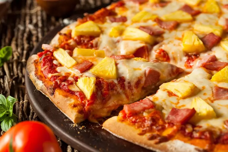 Król neapolitańskiej pizzy złamał tabu i serwuje wypiek z ananasem!
