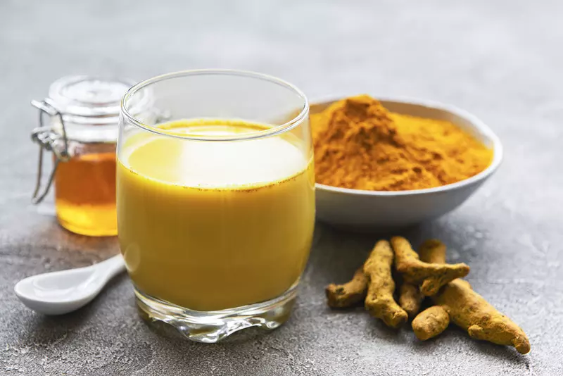 "Złote mleko" to najgorętszy kulinarny trend na TikToku. Jak je przygotować?