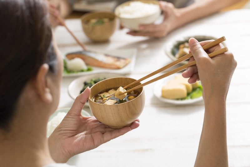Włącz do diety miso. Japońska pasta z soi odtruwa i zapobiega nowotworom