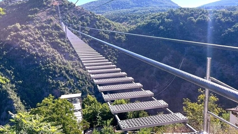 Najwyższy wiszący most w Europie nową atrakcją Włoch