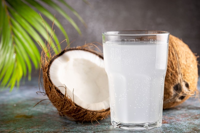 Woda kokosowa ma mnóstwo zalet. Dlaczego warto ją pić?