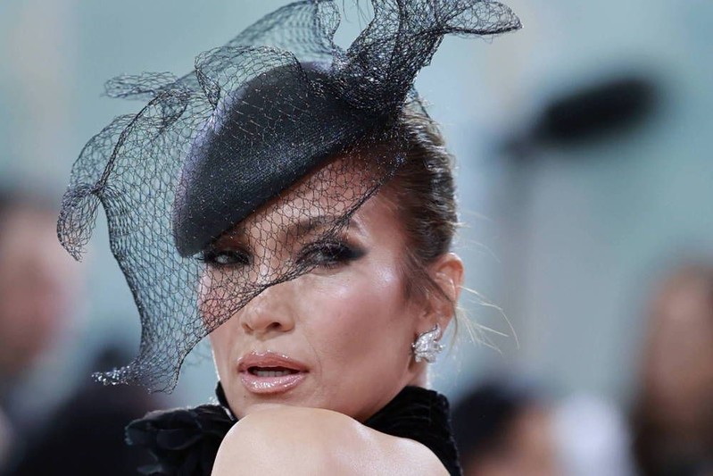 Sztuczna inteligencja wykorzystała twarz Jennifer Lopez w reklamie bez jej zgody
