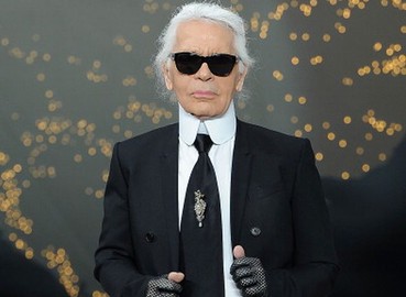 Lagerfeld zawsze nosi rękawiczki