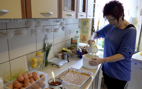 Prawie połowa Polaków samodzielnie przygotowuje wielkanocne potrawy