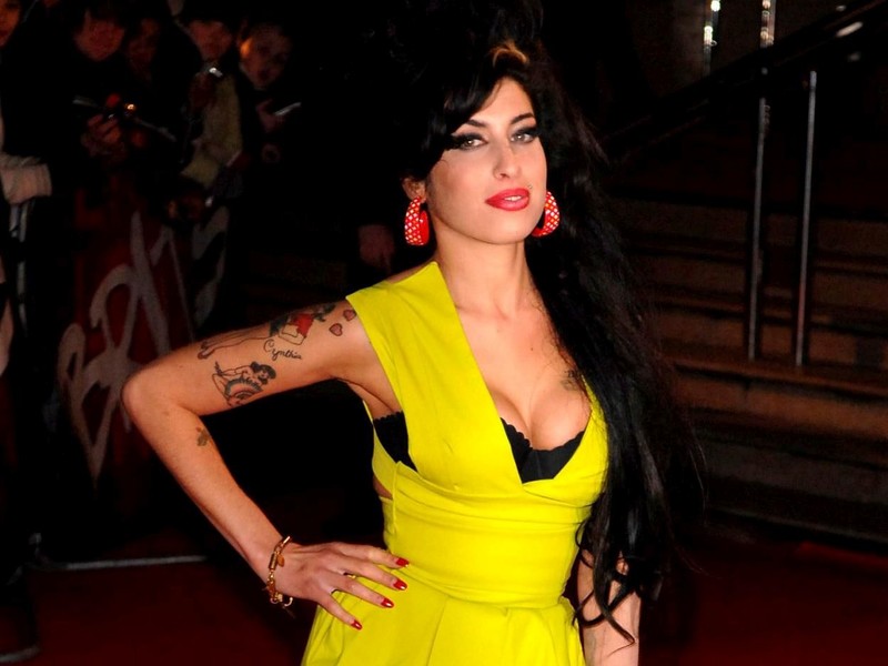 Amy Winehouse z coverem piosenki "Valerie" triumfuje w rankingu BBC Radio 1