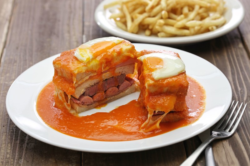 Portugalska francesinha, czyli kanapka "na bogato"