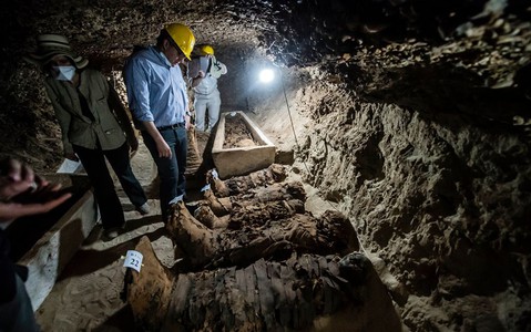 17 mumii w grobowcu liczącym co najmniej 1 700 lat!