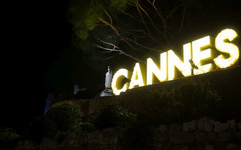 Jak się bawią bogaci, czyli Cannes po zachodzie słońca