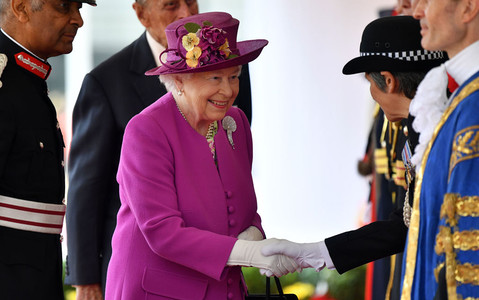 Modne dodatki królowej Elżbiety II: Perły, rękawiczki i torebka
