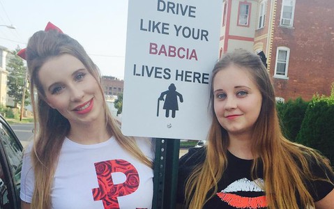 Młoda aktorka z siostrą projektują polskie koszulki
