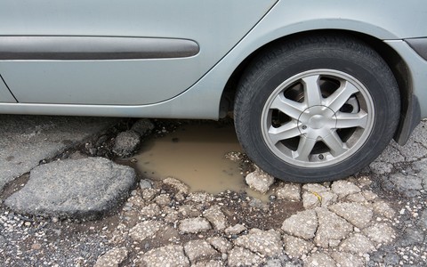 Proboszcz łata drogę