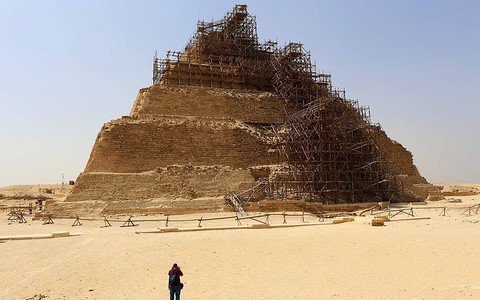 W Sakkarze naukowcy pracują przy piramidzie Dżesera