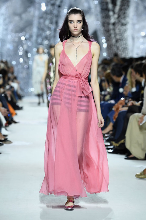 Dior: Każda kobieta powinna mieć w szafie coś różowego