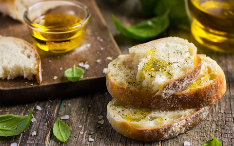Włosi radzą: Jedz chleb z oliwą!