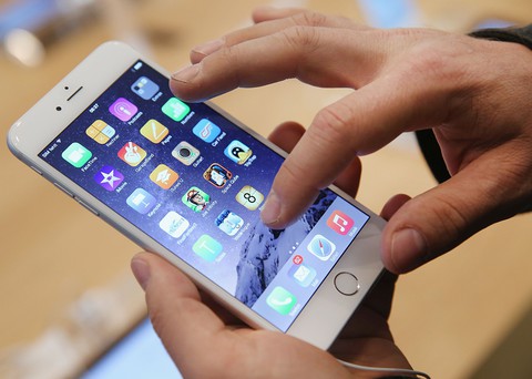 Apple przeprasza swoich klientów za spowalnianie starszych telefonów