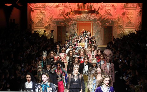 Drony i anioły na modowym "nabożeństwie" Dolce & Gabbana