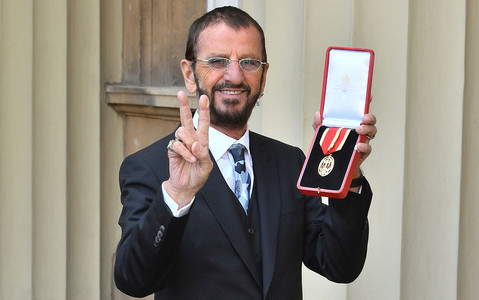 Ringo Starr z tytułem "sir"