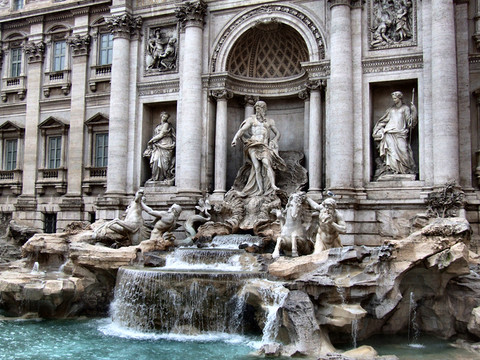 Trzymajcie się z dala od fontanny di Trevi w Rzymie!
