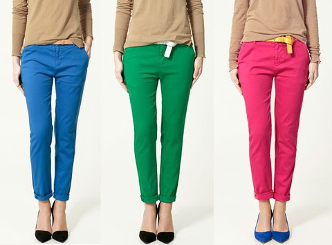 Kolorowe spodnie:  Jak je nosić, by wyglądać świetnie?