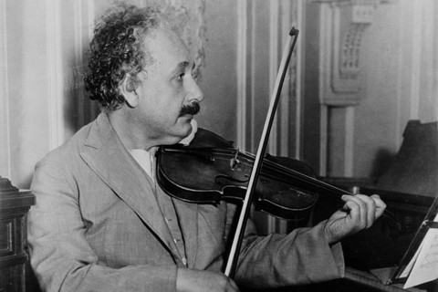 Albert Einstein: Fajka, skrzypce i żaglówka