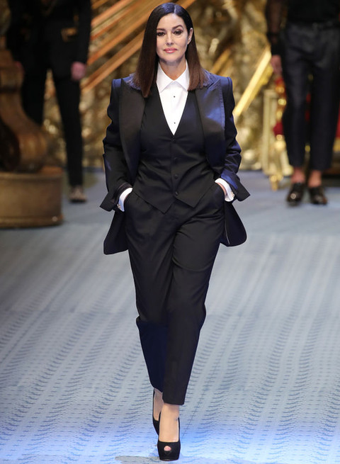 Monica Bellucci w pokazie Dolce & Gabbana w Mediolanie