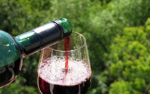 Czerwone wino niepozornym sprawcą trądziku?