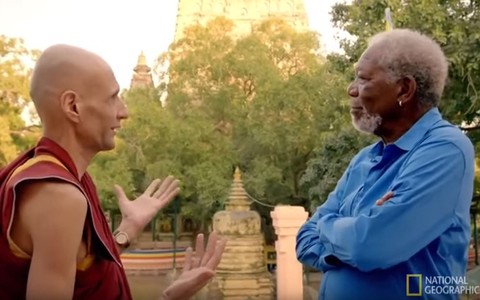 Buddyjski mnich wyjaśnia znaczenie cudu Morganowi Freemanowi