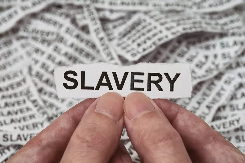 Współczesne niewolnictwo w UK. Czy wiesz, jak je rozpoznać?