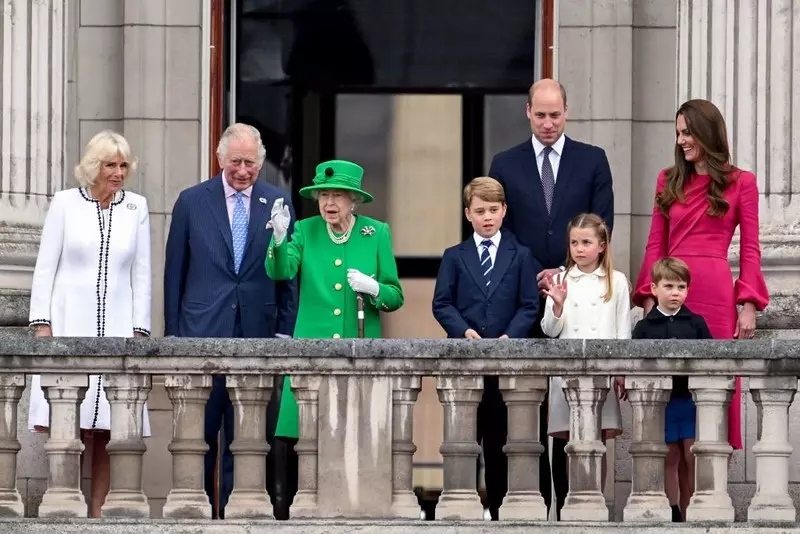 Elżbieta II była uwielbiana, ale sama monarchia - już mniej. Co to oznacza dla Karola III?