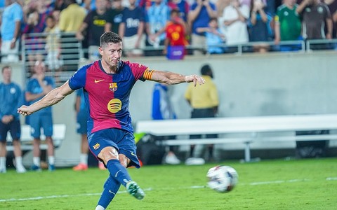 Ile zarabia Lewandowski w FC Barcelonie?