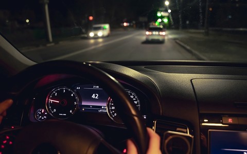 Bezpieczna jazda nocą – praktyczne wskazówki