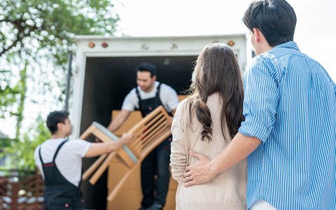 Firmy przeprowadzkowe: Polacy coraz chętniej wracają do kraju, ale też wciąż emigrują