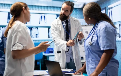 Healthcare in the UK: What Polish Residents Should Know About Modern Treatment Options