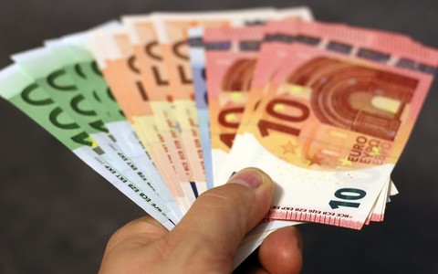 Zarabiasz w obcej walucie? Sprawdź, jak chronić dochody przed kosztami przewalutowania