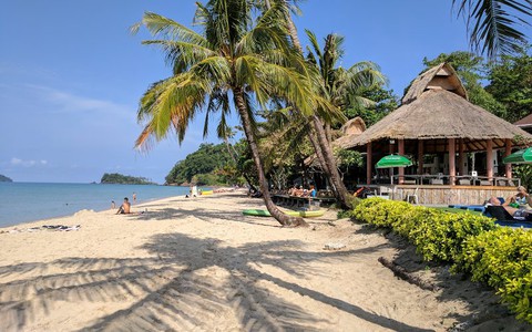 Luz, chill, pełen relaks: Lonely Beach na Koh Chang - ulubiona miejscówka backpackerów!