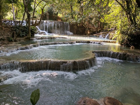 Kuang Si Waterfalls - prawdziwy cud natury w Laosie! Dzień z przygód Leny i Dylana