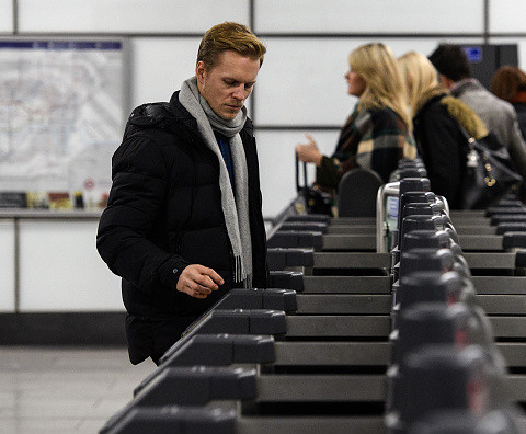 Korzystanie ze zbliżeniowych kart płatniczych w autobusach i metrze